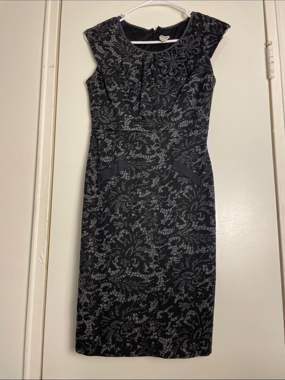 Signature by Sangria Black & Gray Floral Cap-Sleeve Sheath Dress